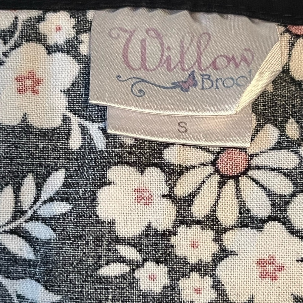 Willow Black‎ and White Floral Scrub Top - Picture 4 of 4